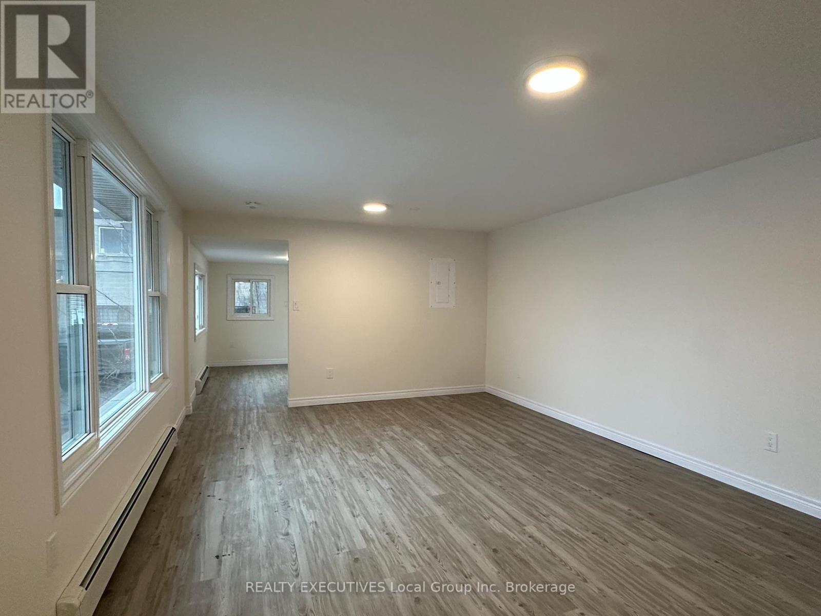 272 FIRST AVENUE W photo 5