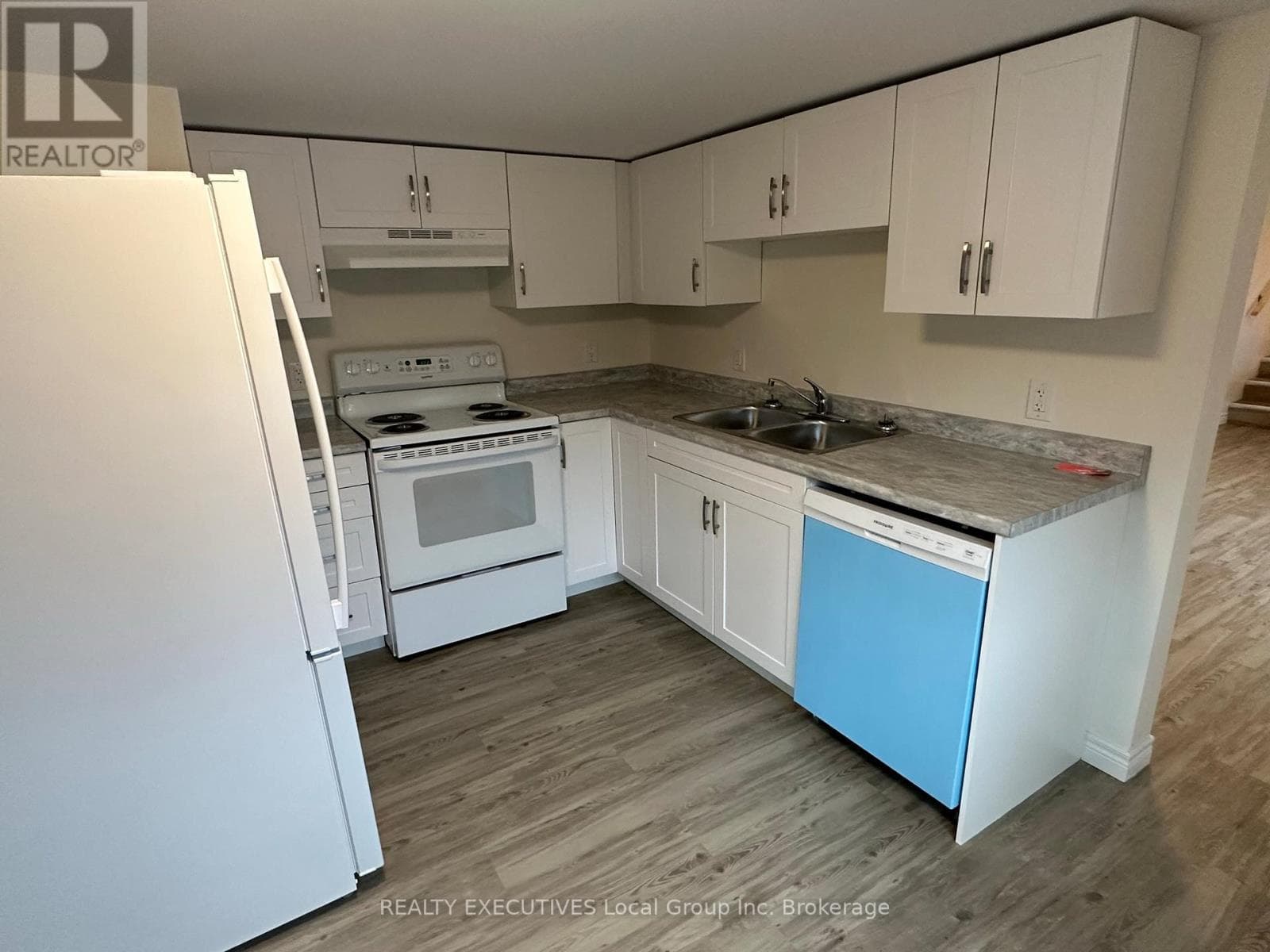 272 FIRST AVENUE W photo 4