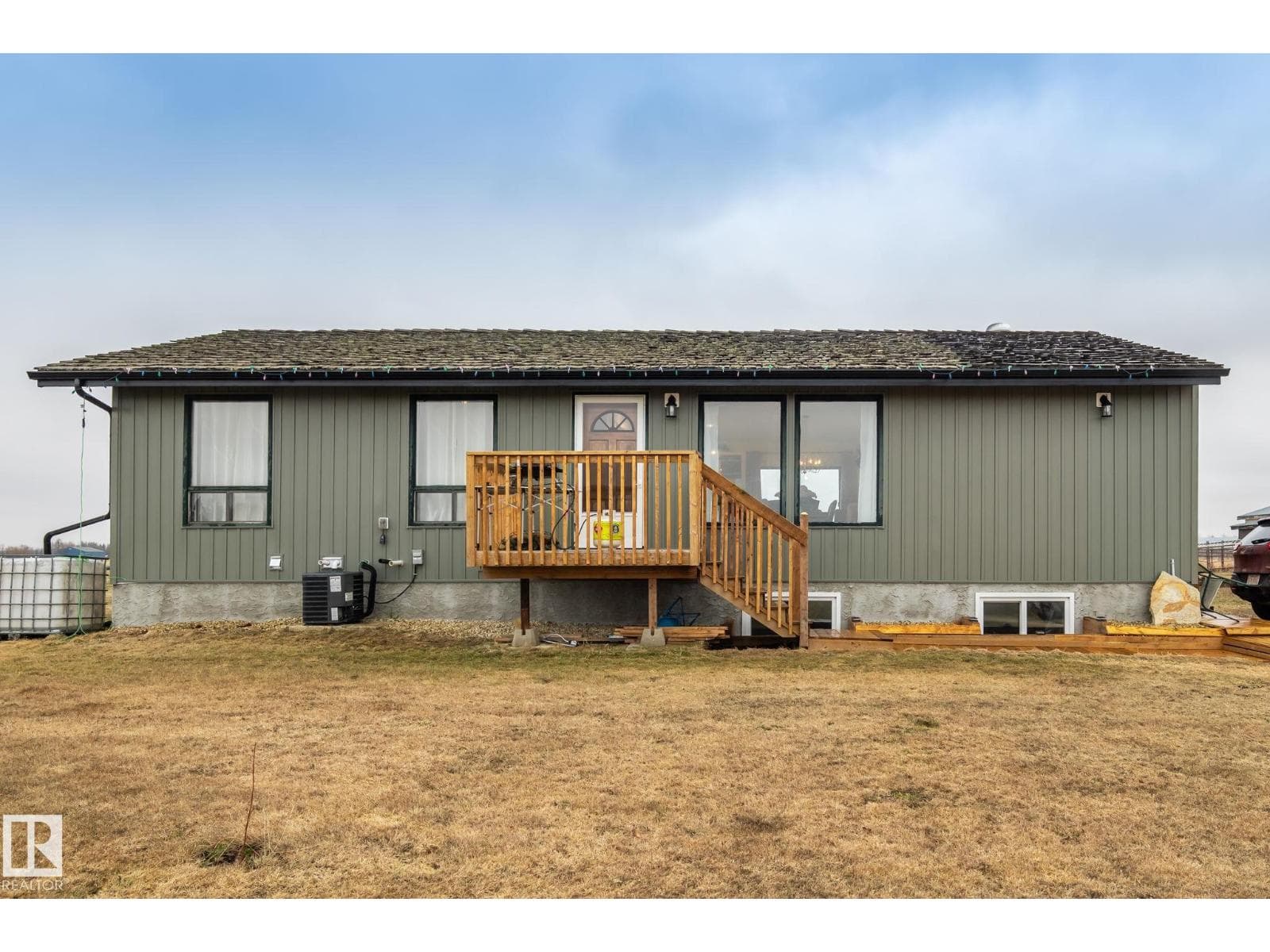 2 bed 3 bath single family at 23127 TWP RD 502 — $1,050,000