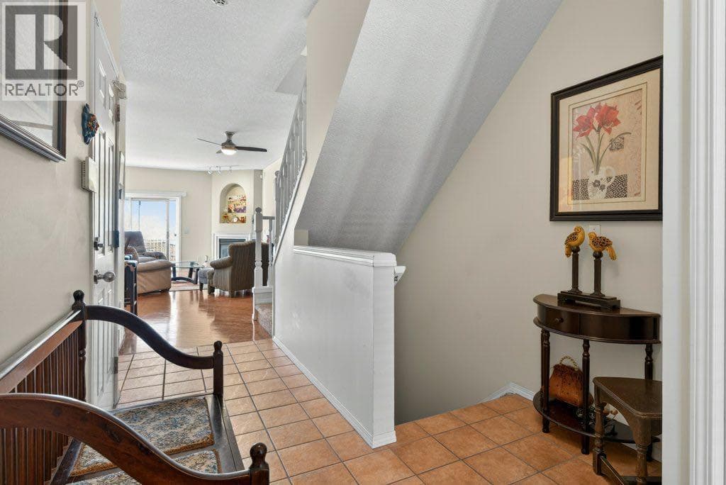 92 Hamptons Link NW photo 3