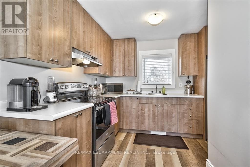 144 OTTAWA STREET S photo 3