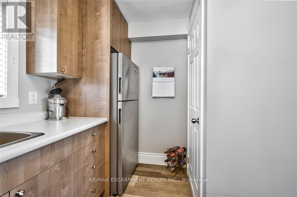 144 OTTAWA STREET S photo 4