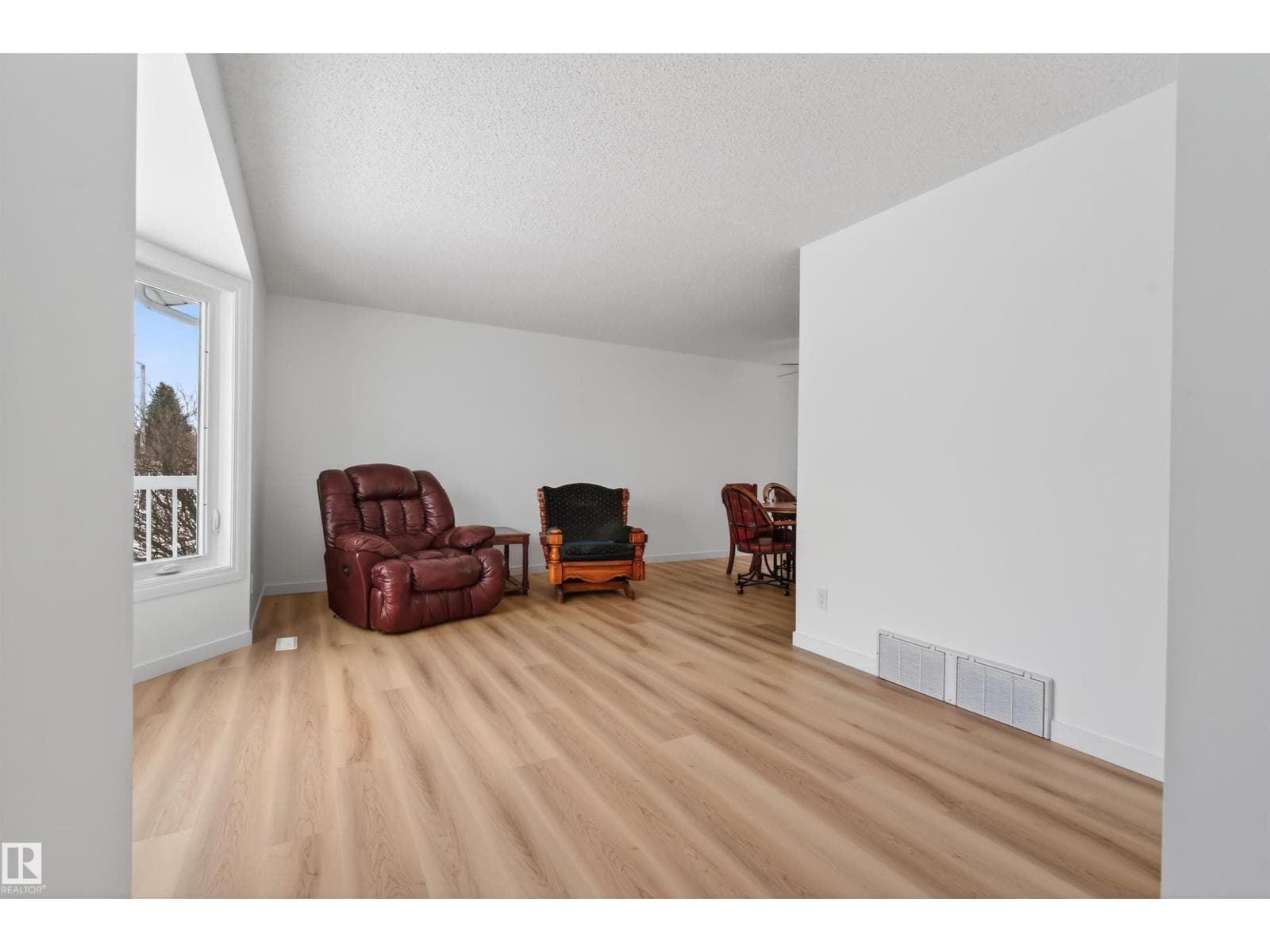 6002 52 AV photo 3