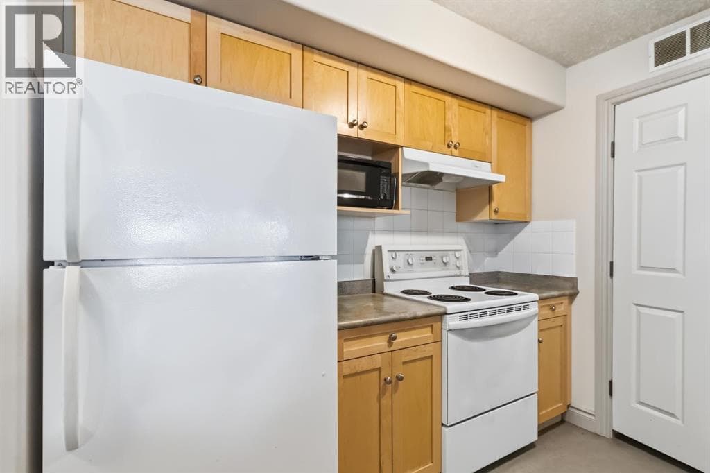 2415, 38 Riedel Street photo 5