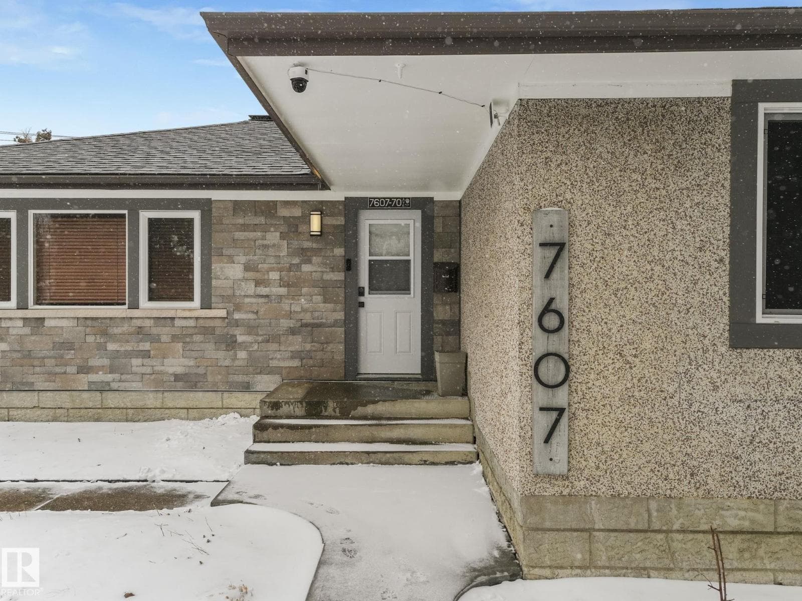7607 70 AV NW photo 3