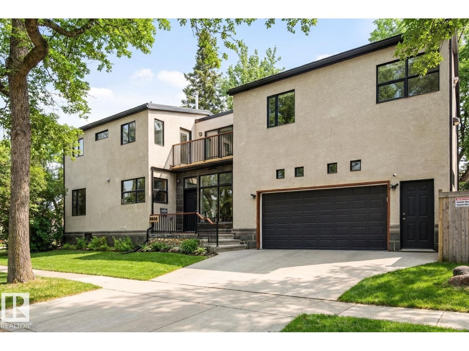 8860 93 ST NW