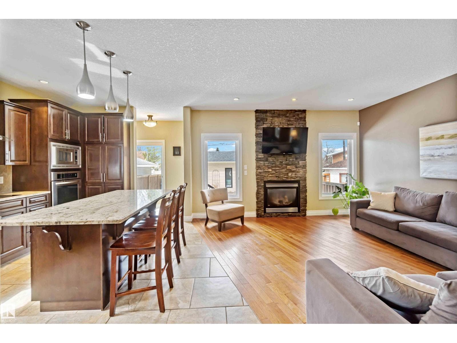 10630 82 ST NW photo 5