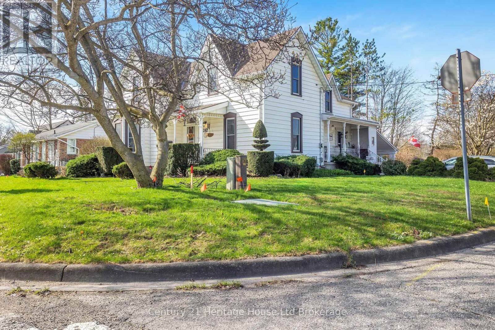 242 WONHAM STREET S photo 2