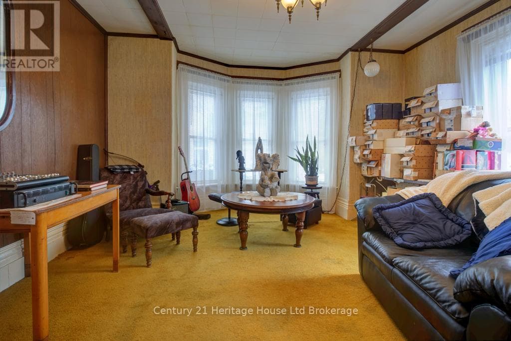 242 WONHAM STREET S photo 3