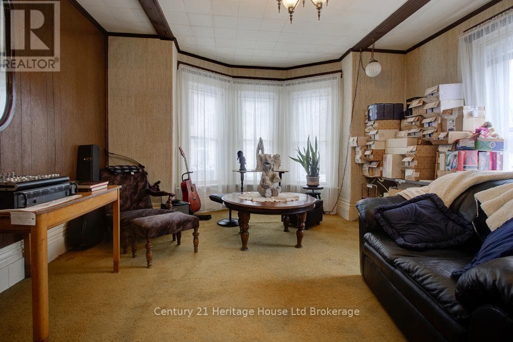 242 WONHAM STREET S photo 4
