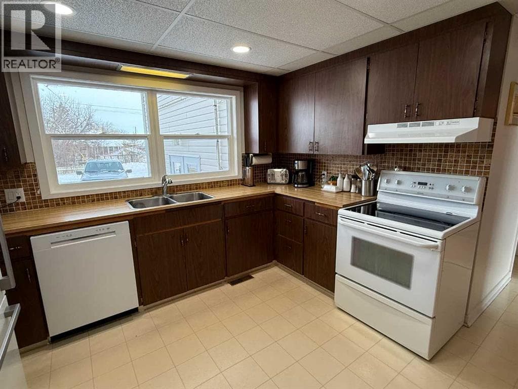 4606 50 Avenue photo 4