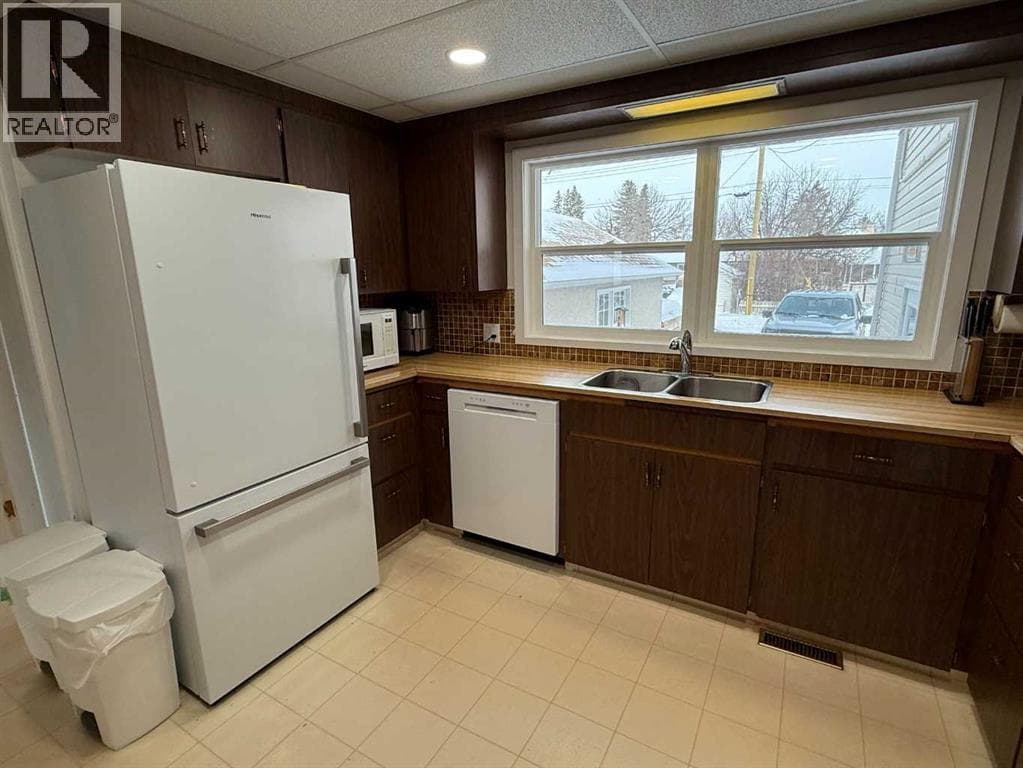 4606 50 Avenue photo 5