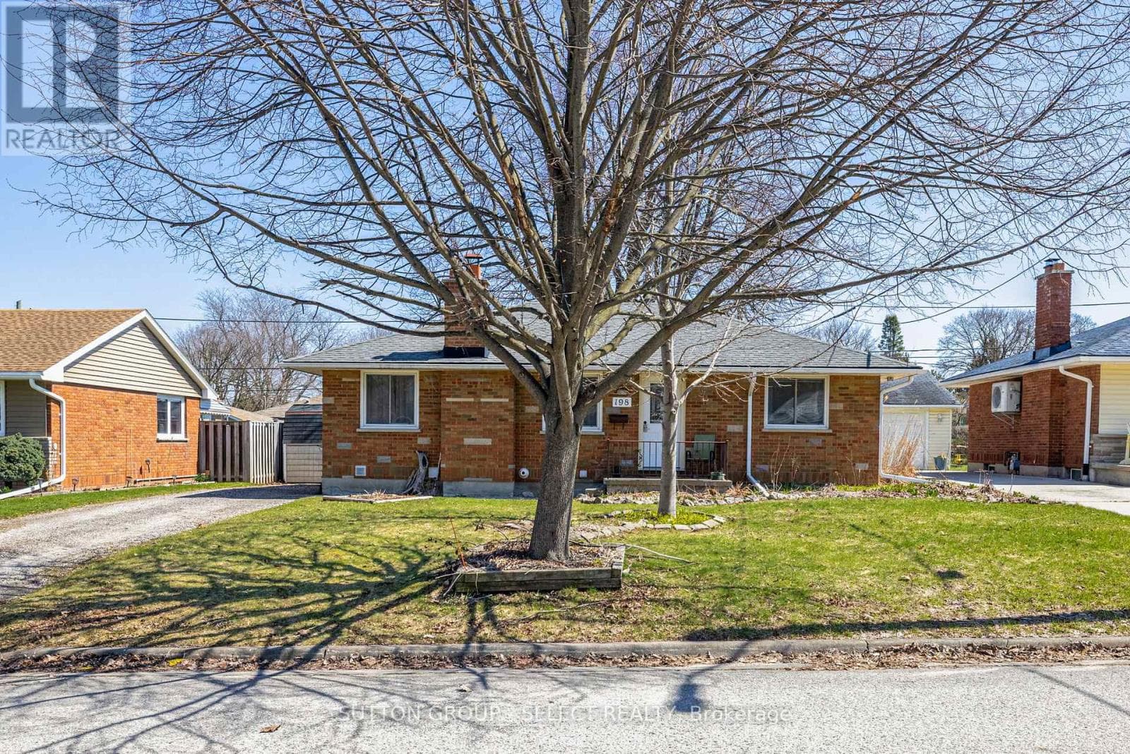 198 ARLINGTON CRESCENT photo 3