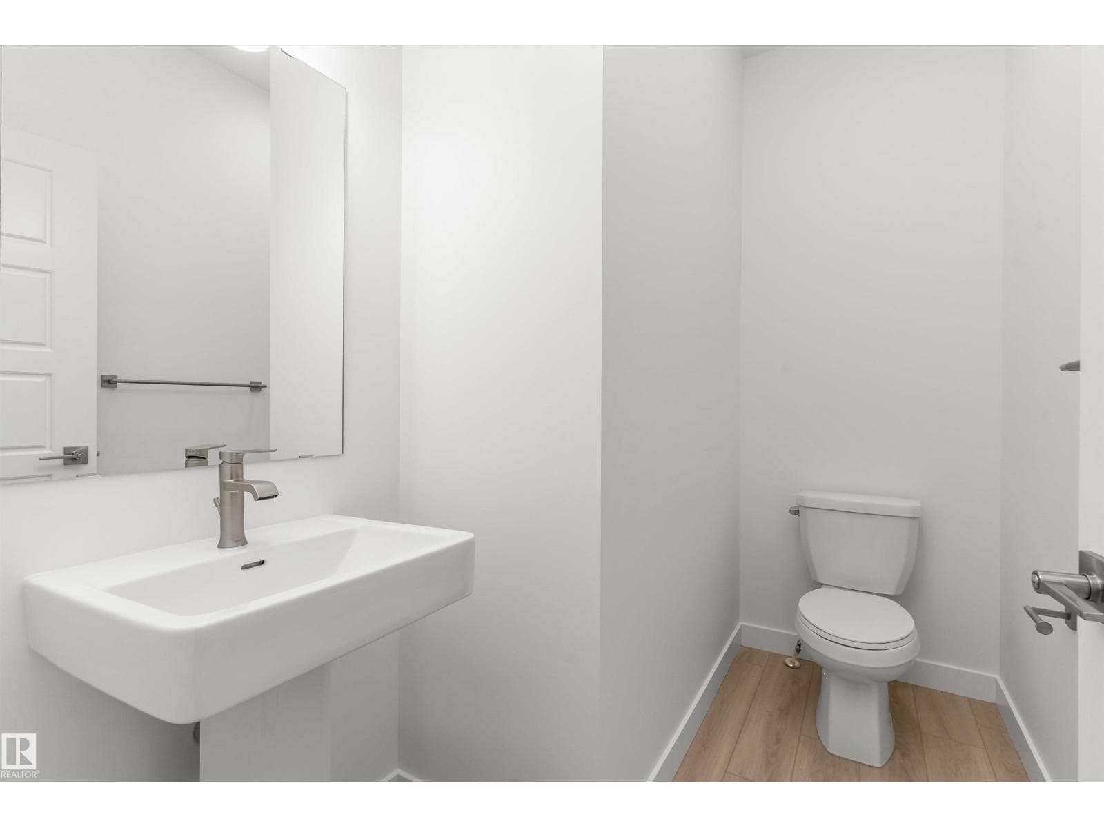 930 18 AV NW photo 5