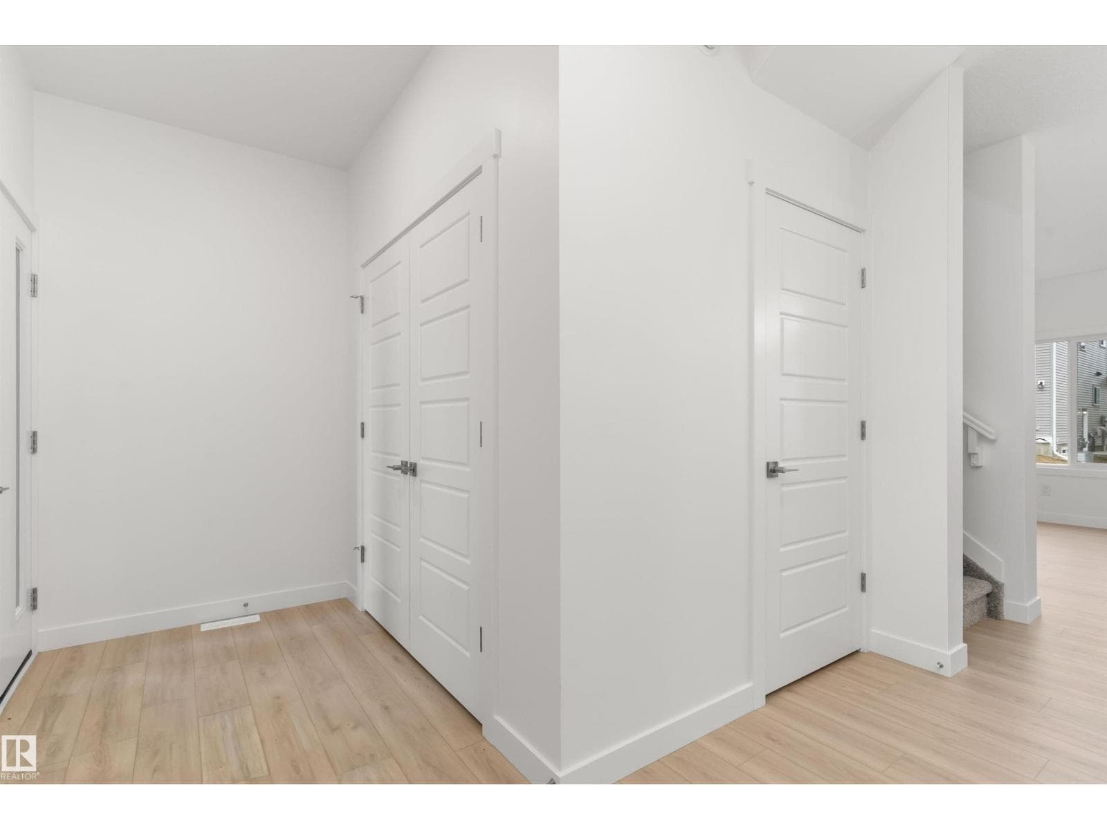 930 18 AV NW photo 4