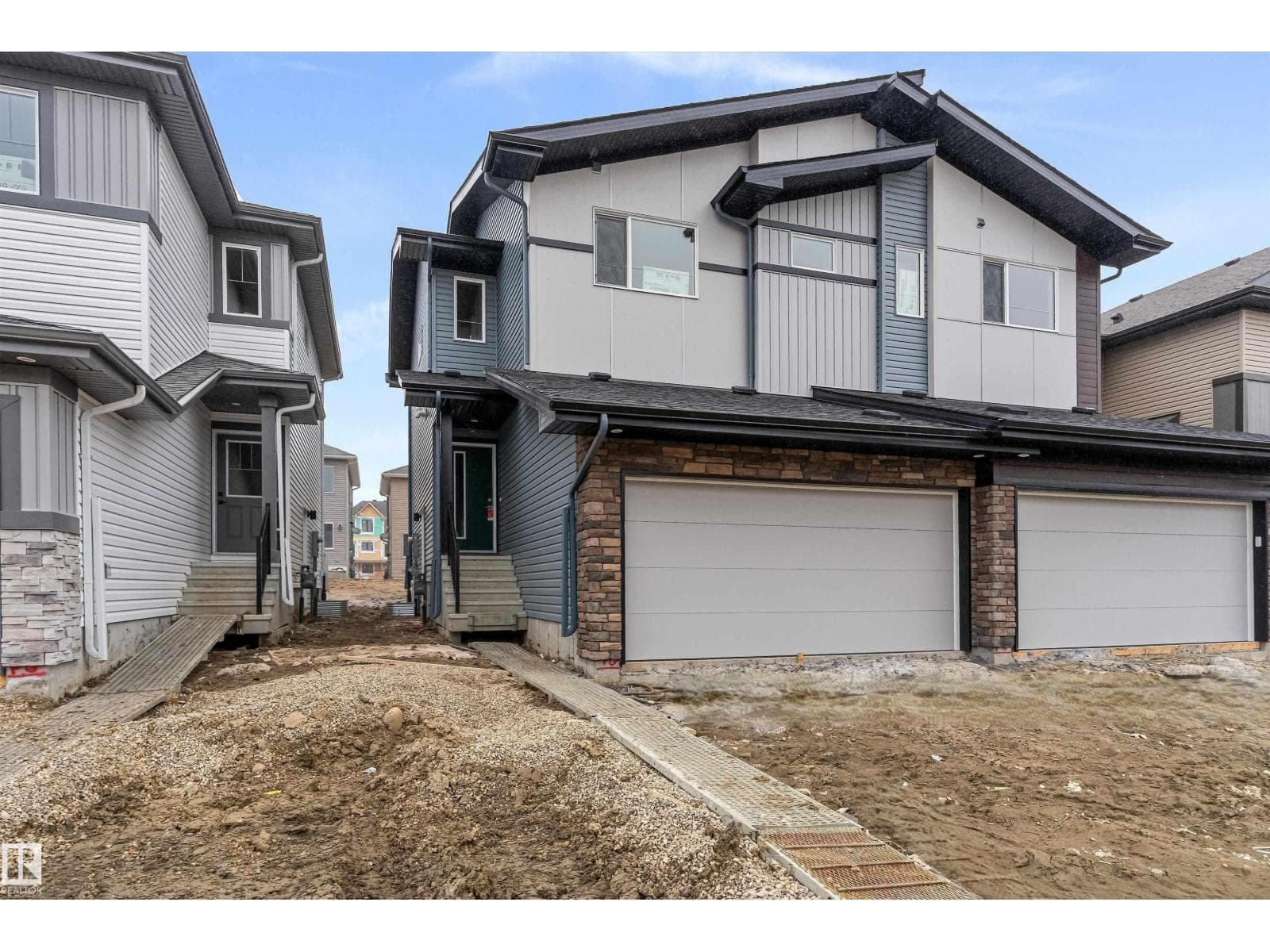 930 18 AV NW photo 2
