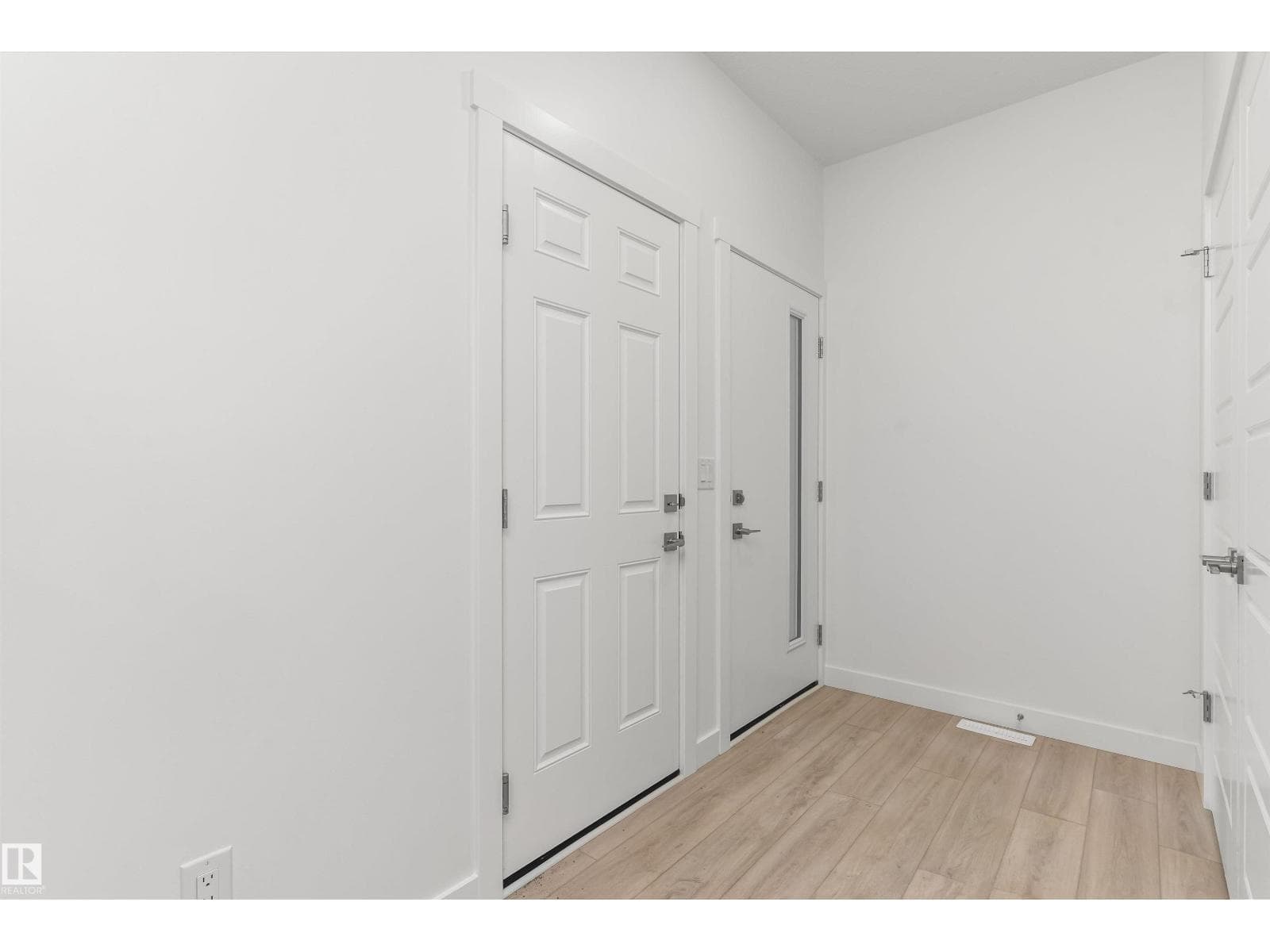 930 18 AV NW photo 3