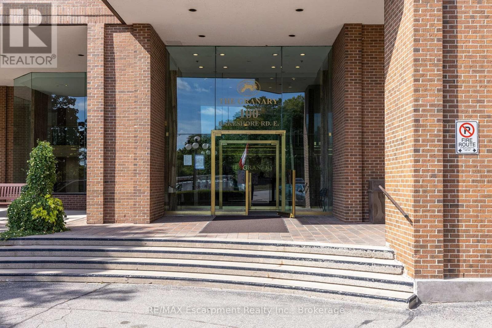 303 - 100 LAKESHORE ROAD E photo 2