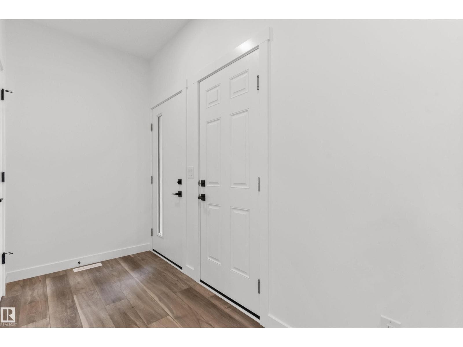928 18 AV NW photo 3
