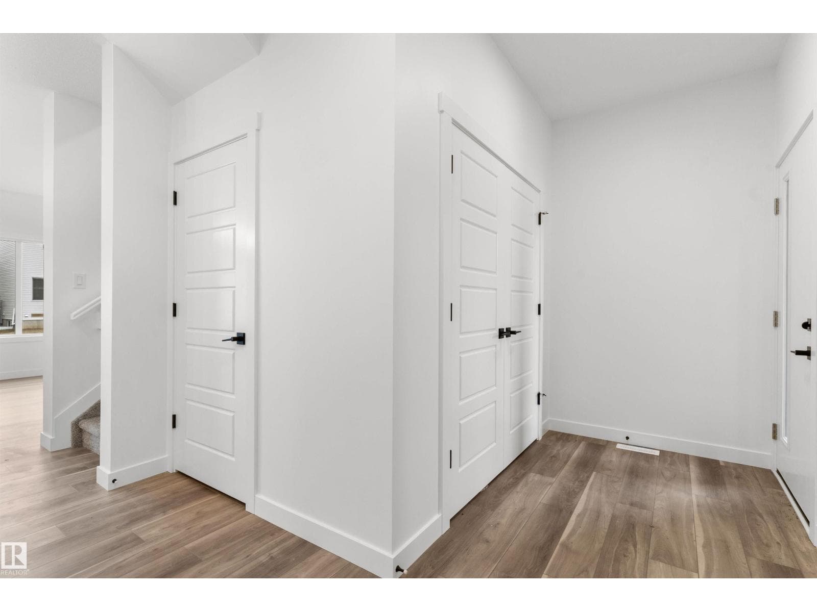 928 18 AV NW photo 4