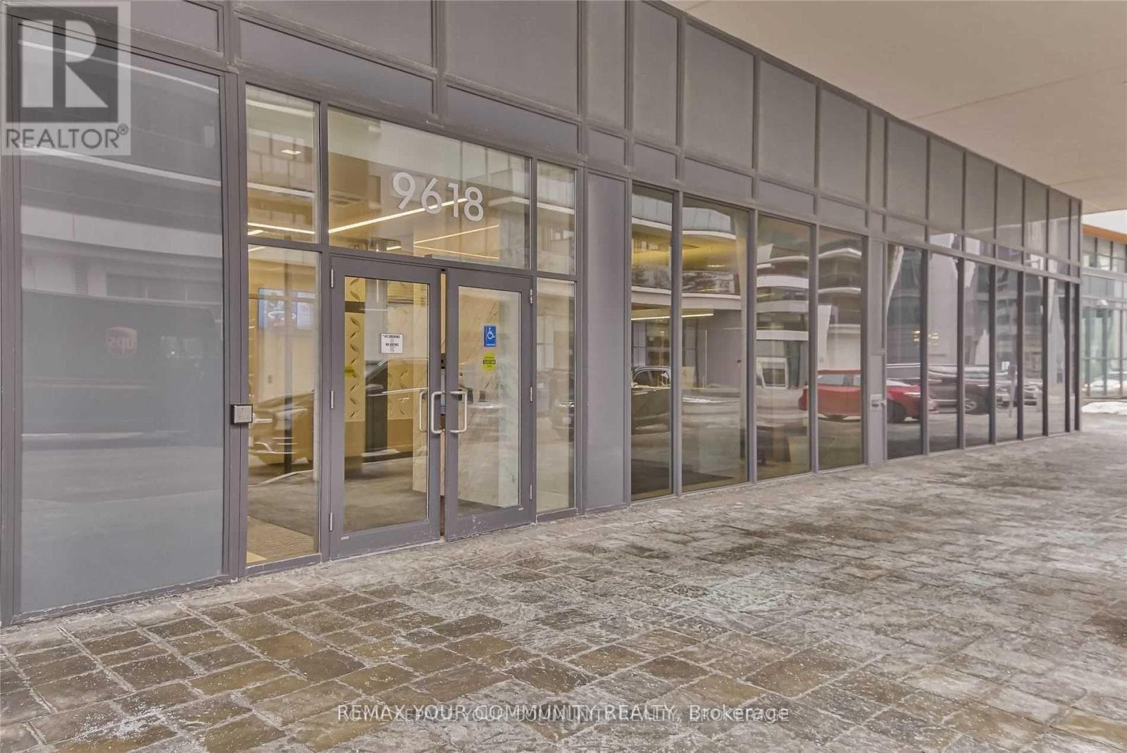 210 - 9618 YONGE STREET photo 3