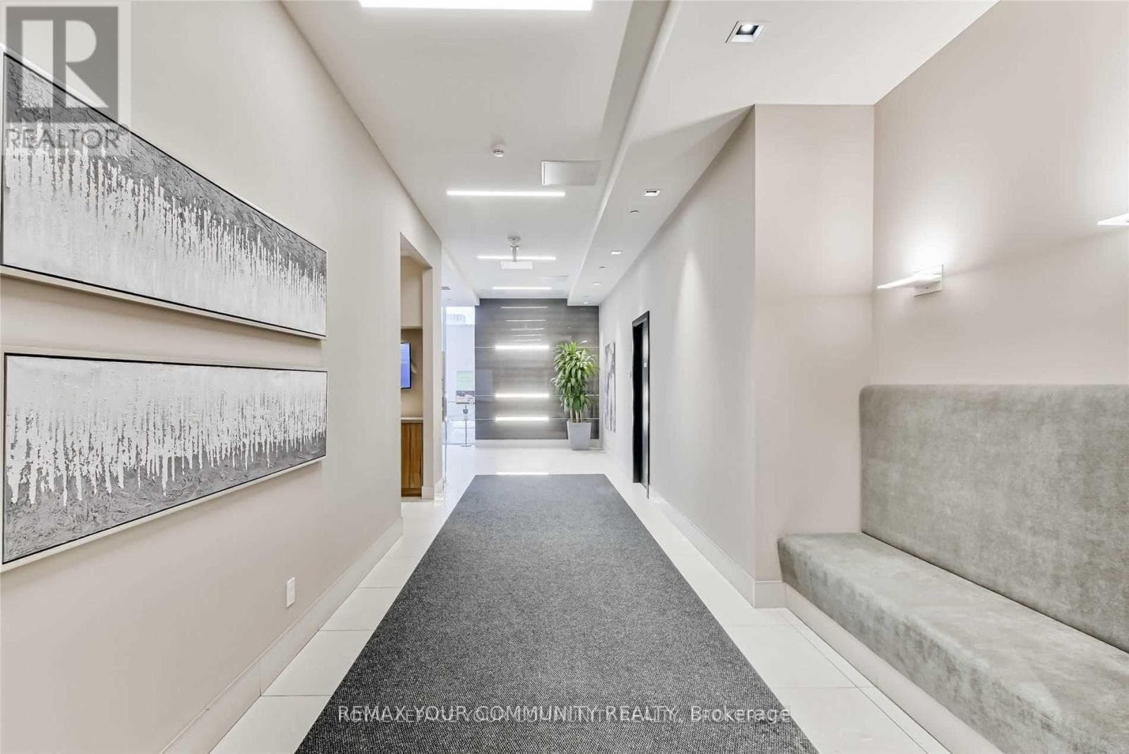 210 - 9618 YONGE STREET photo 4
