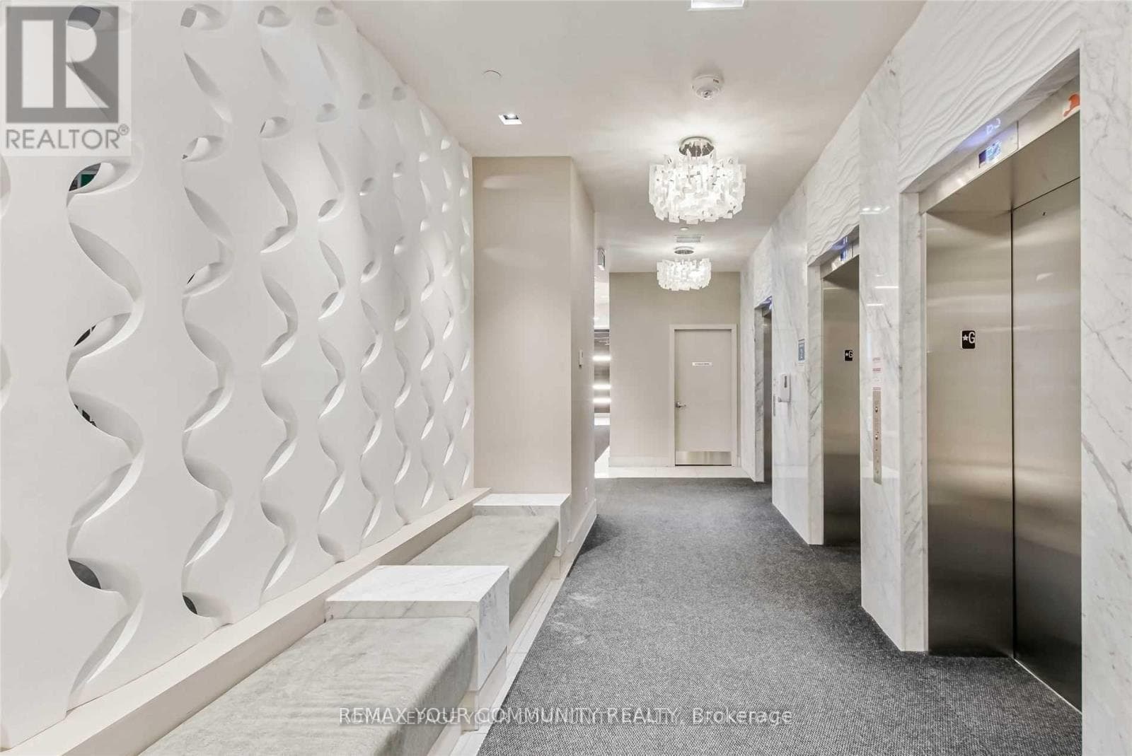210 - 9618 YONGE STREET photo 5