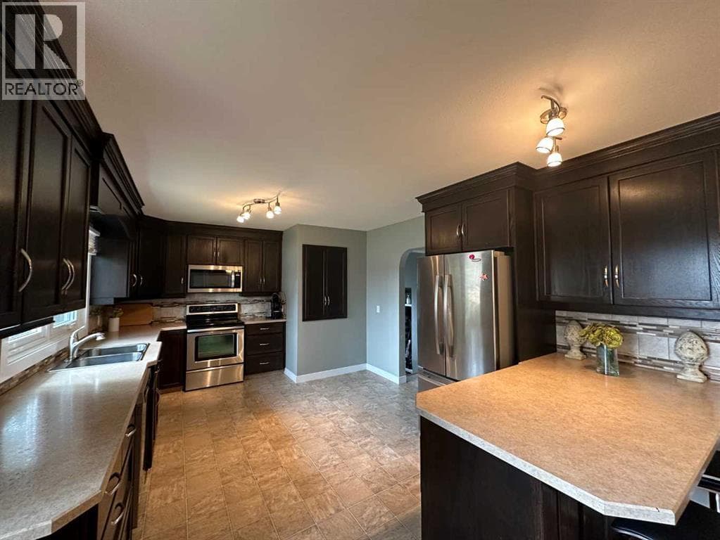 5002 57 Avenue photo 4
