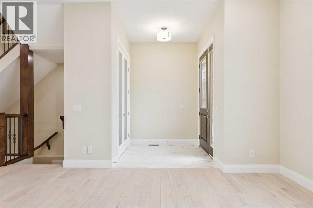 3036 28 Street SW photo 2