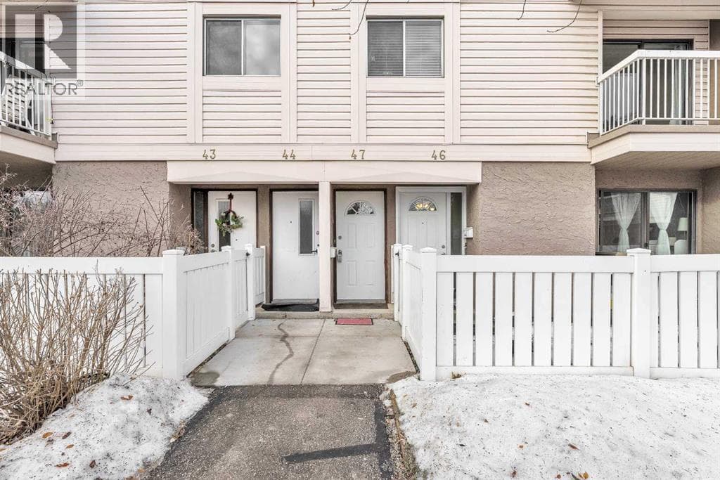 47, 3015 51 Street SW photo 2