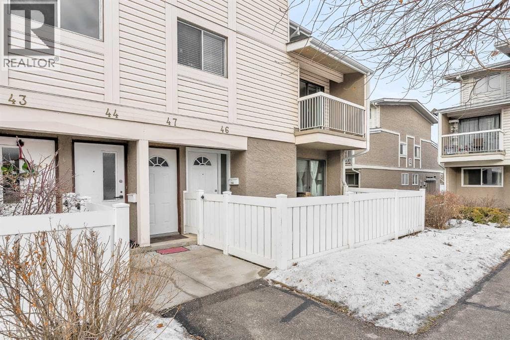 47, 3015 51 Street SW photo 3