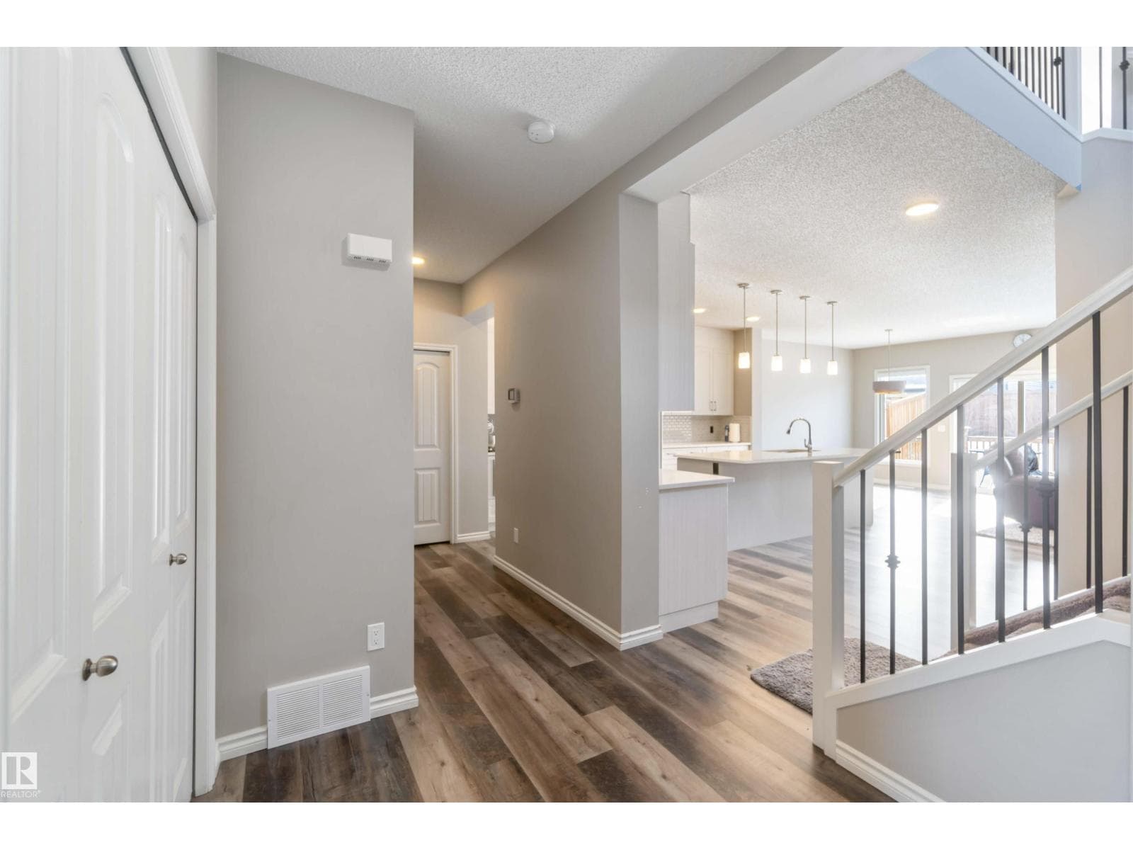 435 41 AV NW photo 4