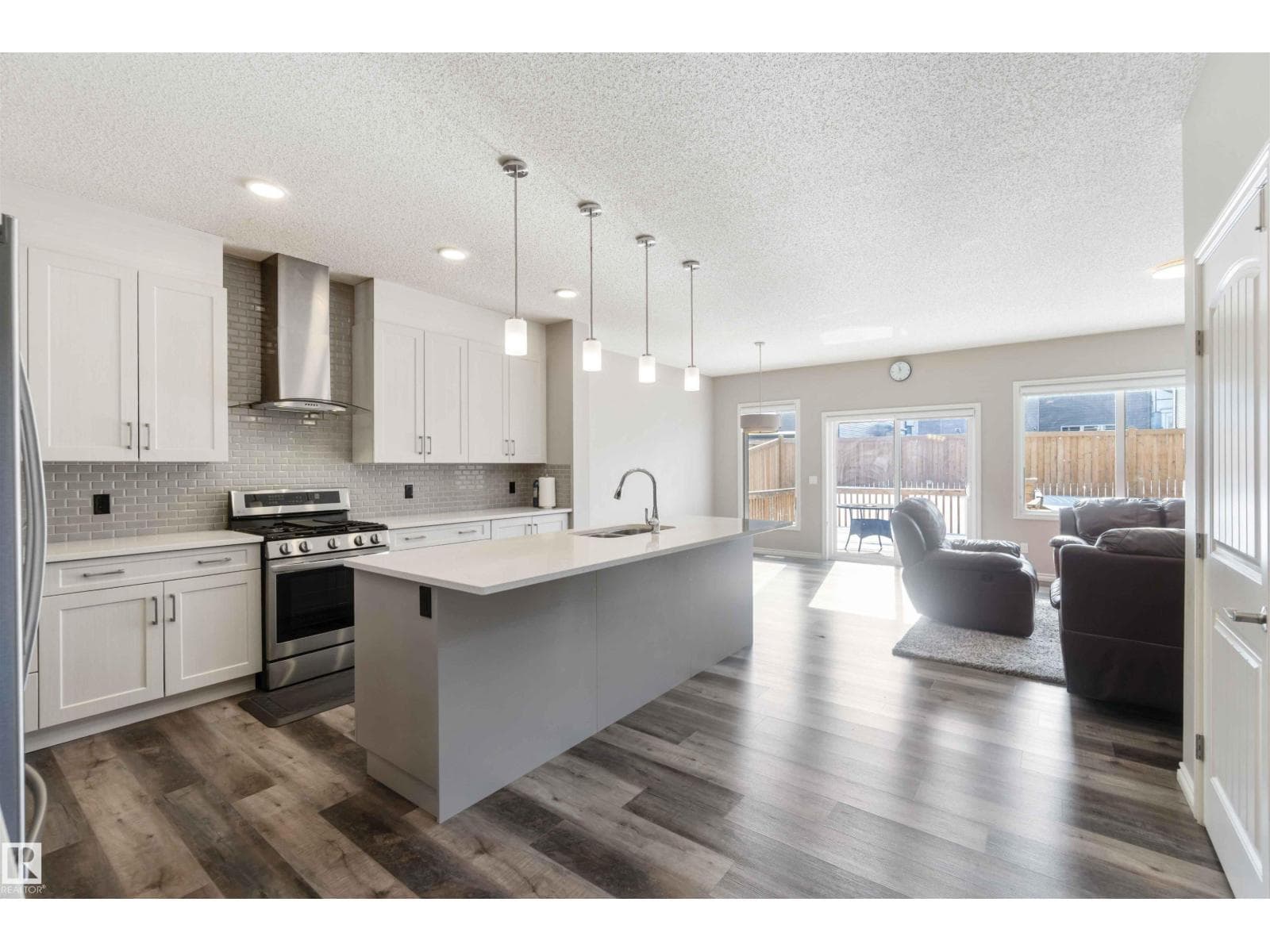 435 41 AV NW photo 2