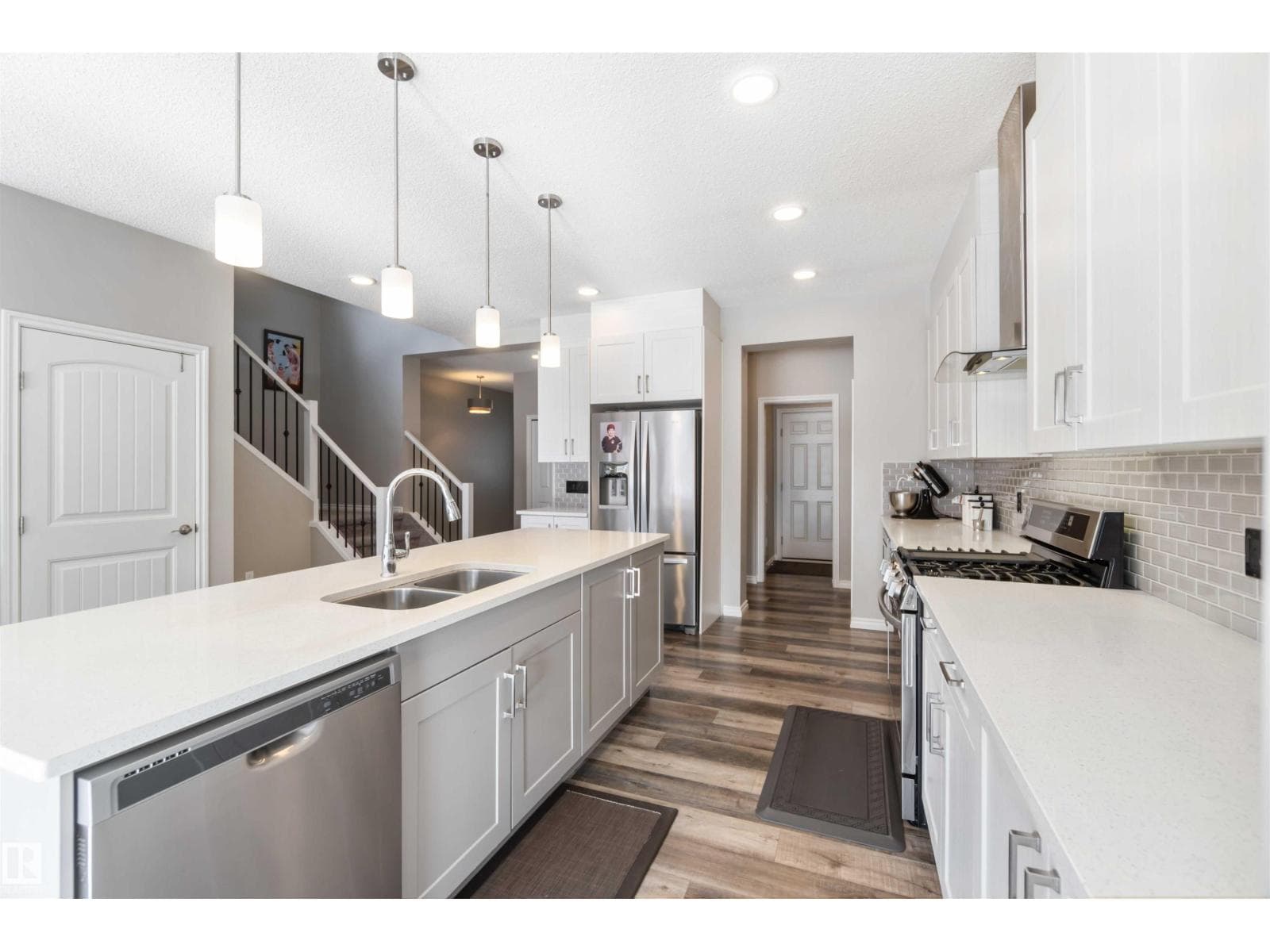 435 41 AV NW photo 5