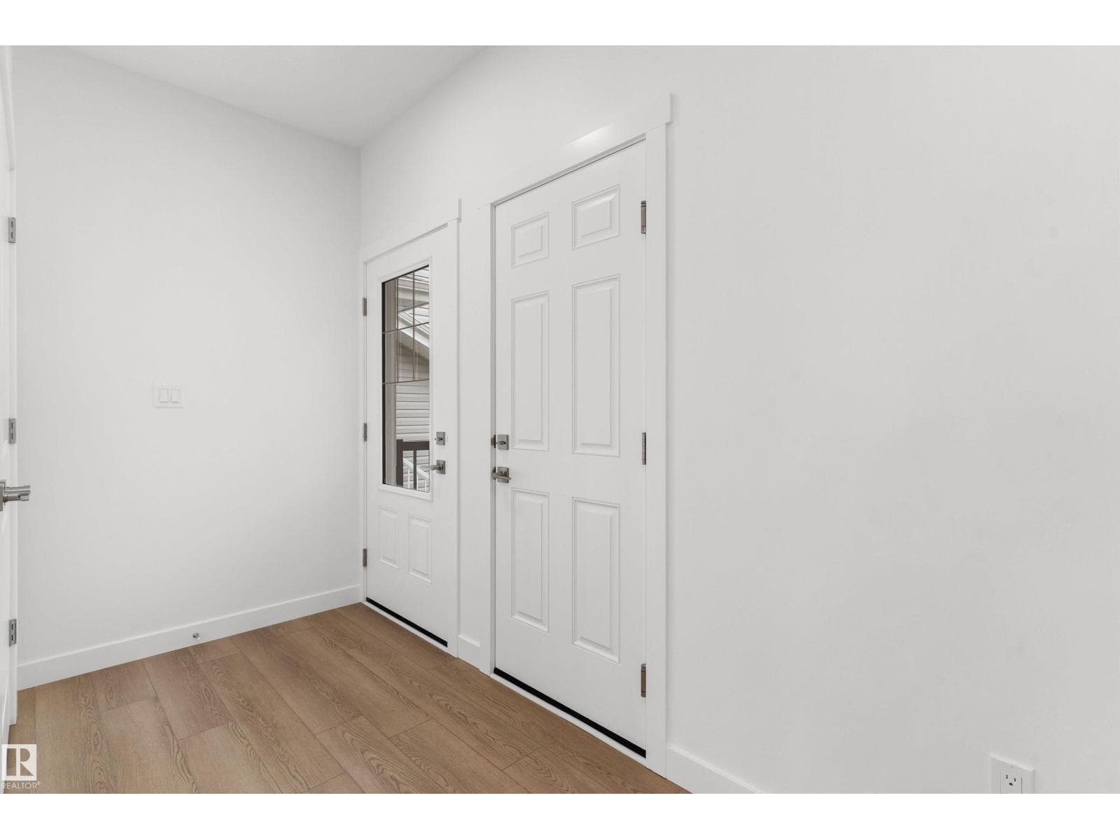 926 18 AV NW photo 4