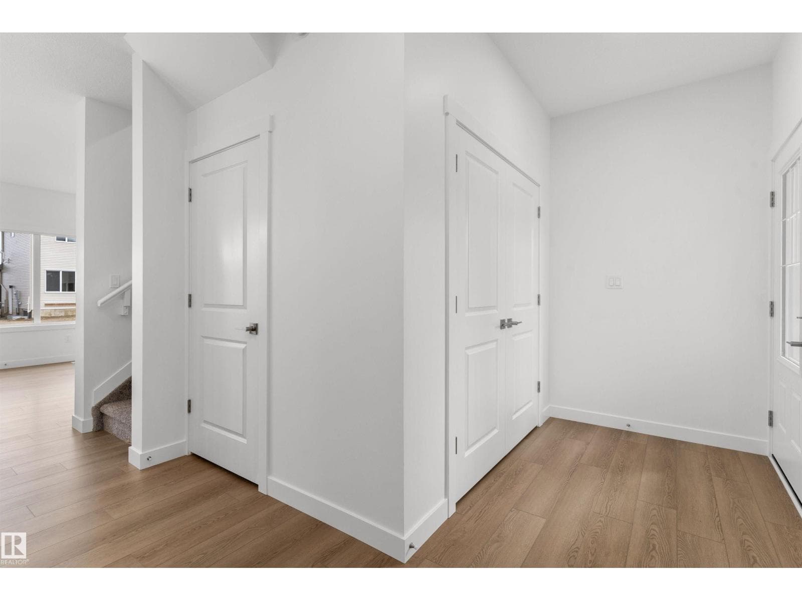 926 18 AV NW photo 3