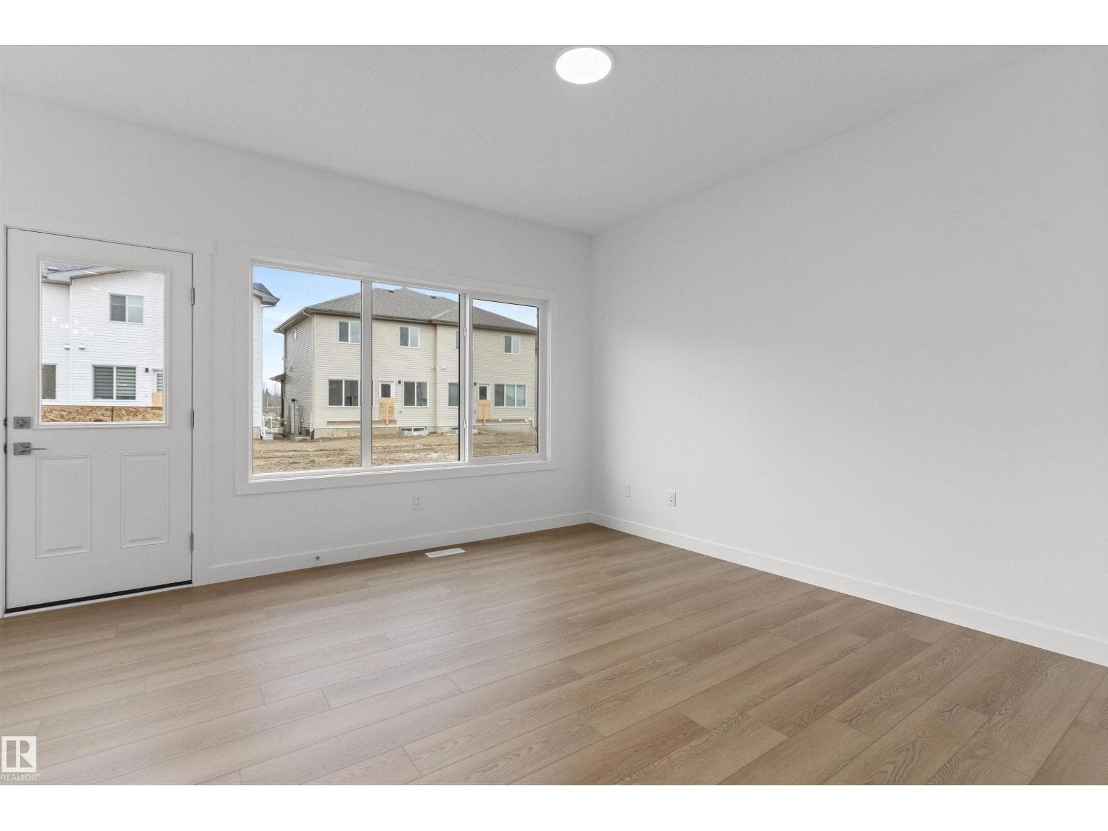 924 18 AV NW photo 3