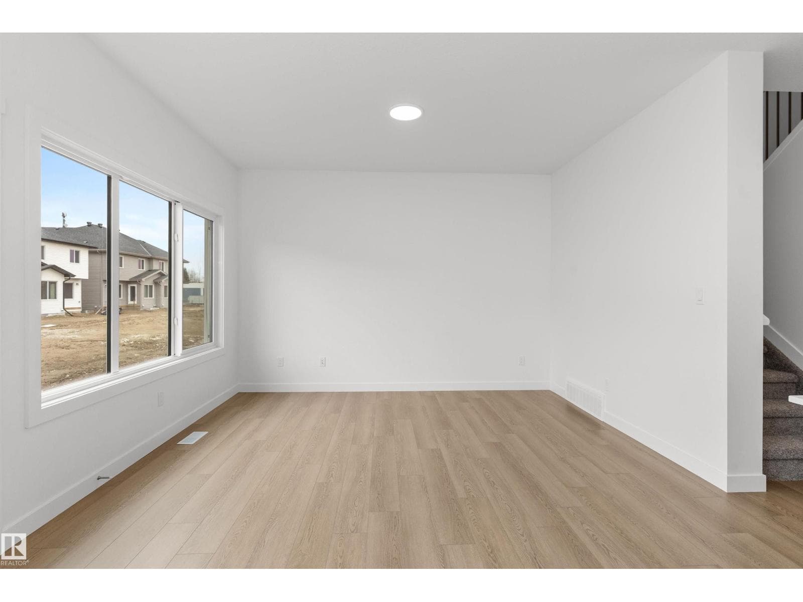 924 18 AV NW photo 5