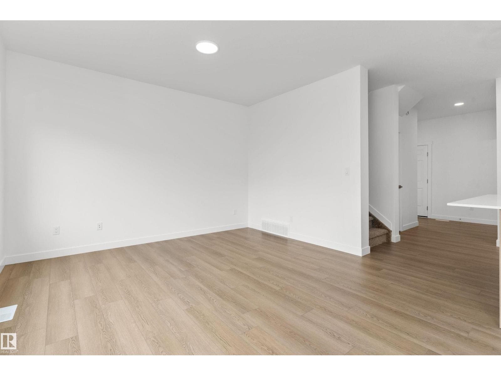924 18 AV NW photo 4