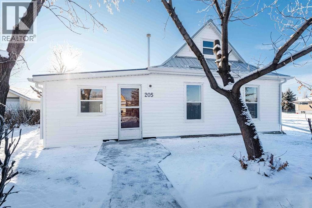 205 Trochu Avenue photo 2
