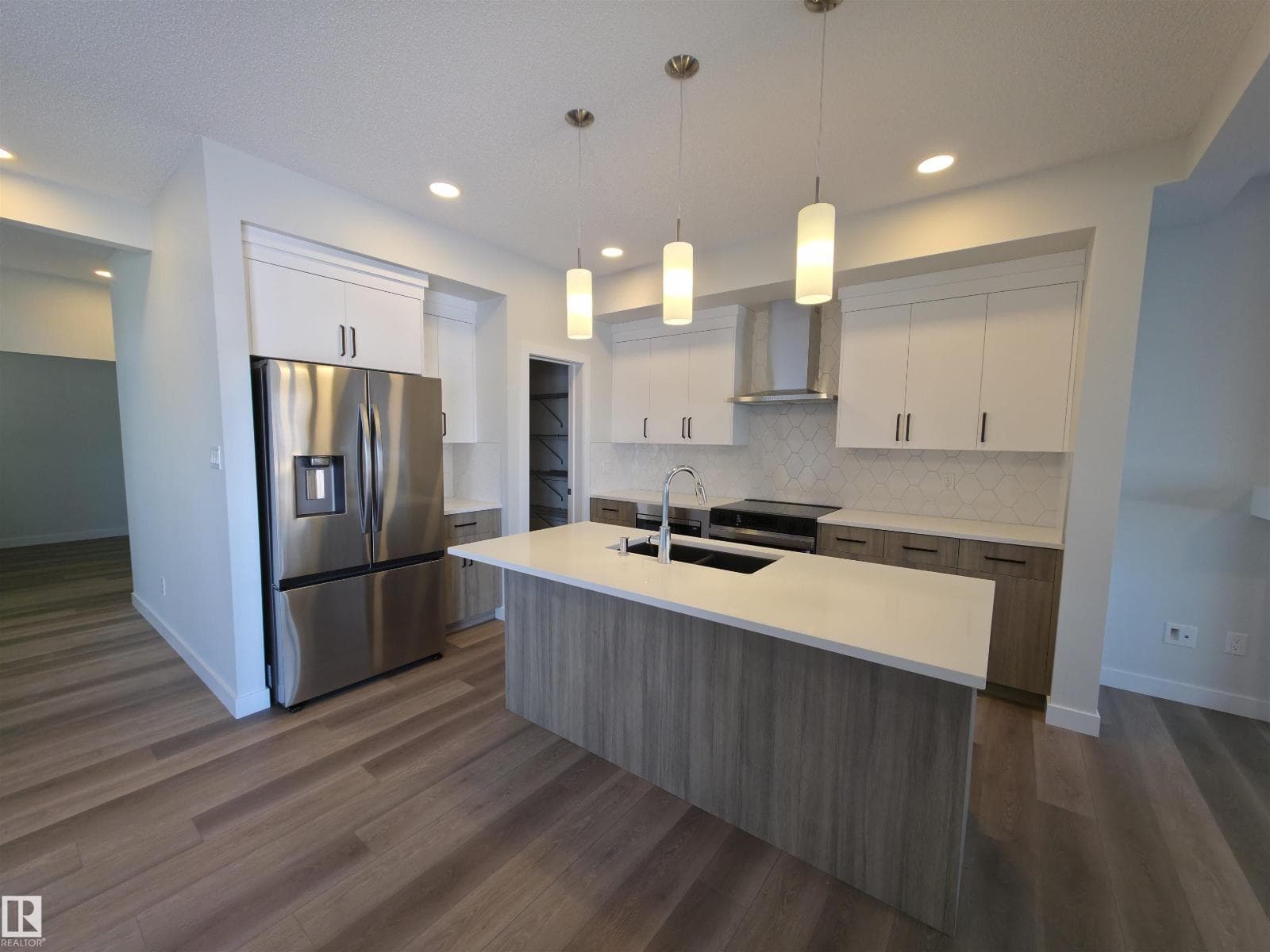 19007 20 AV NW photo 4