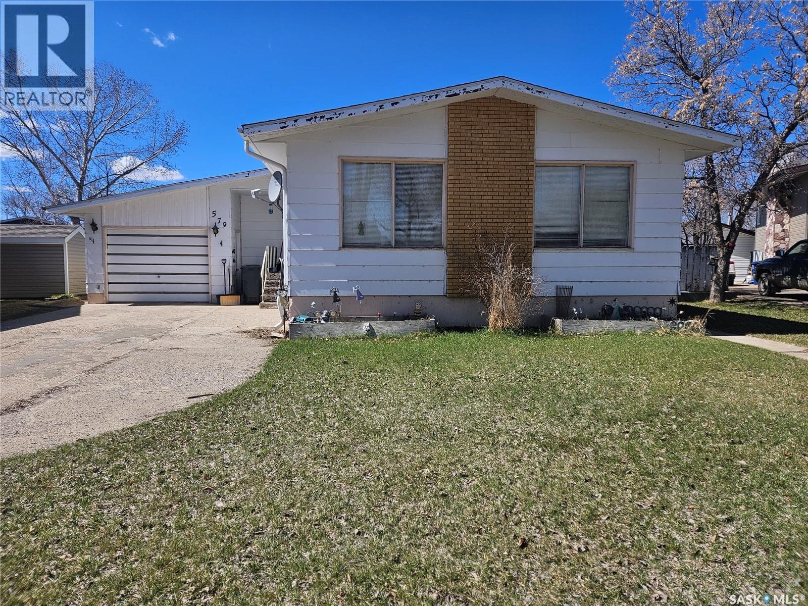4 bed 3 bath single family at 579 Poplar CRESCENT — $185,000