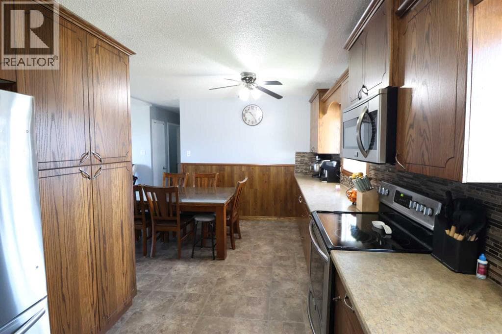 4726 57 ave photo 3