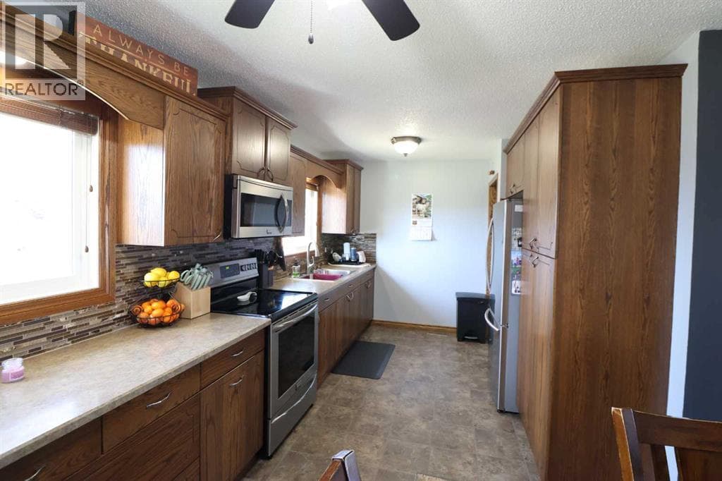 4726 57 ave photo 2
