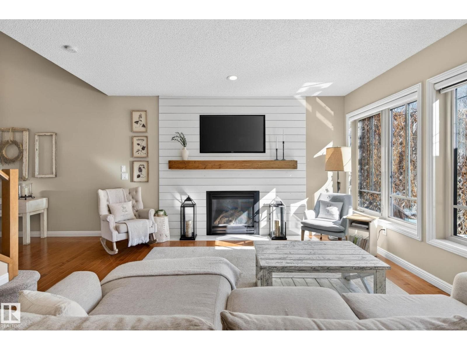 1110 ARMITAGE CR SW — photo 5
