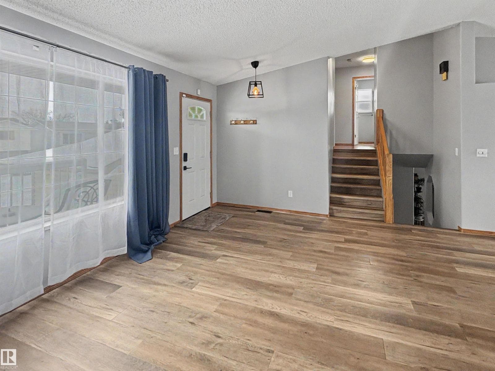 3803 40 AV photo 4