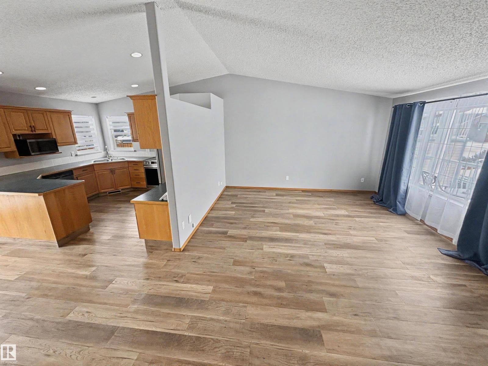 3803 40 AV photo 5