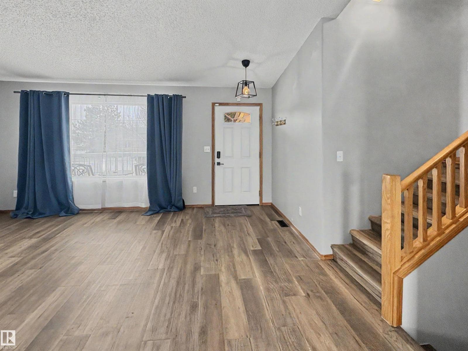 3803 40 AV photo 3