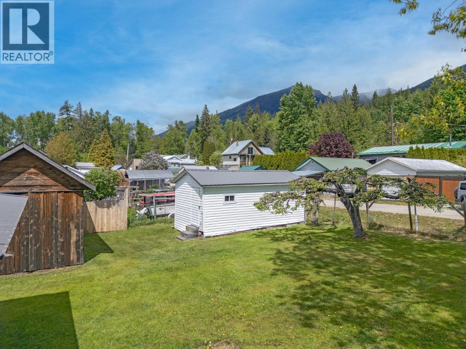 1610 EASTMAN Avenue photo 3