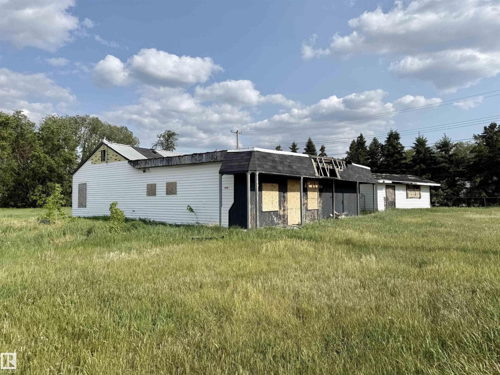 3 bed 1 bath single family at 4913 & 4909 49 AV — $29,900
